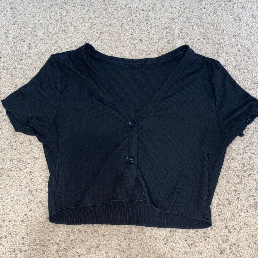 Cropped black buttoned tee
